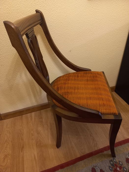 Mesa+ 4 cadeiras + aparador com cristaleira