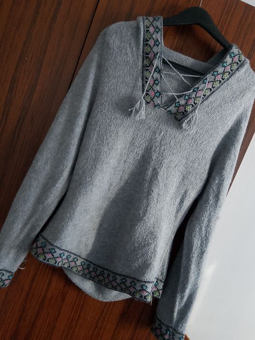 Oddam sweter z kapturem M