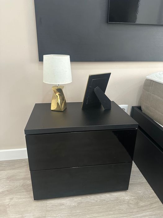 Cama e conjunto mobiliário