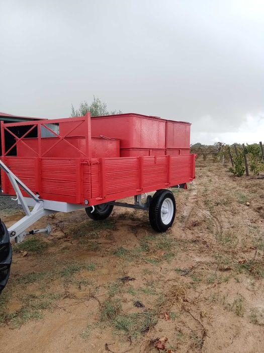 Reboque com instalação elétrica