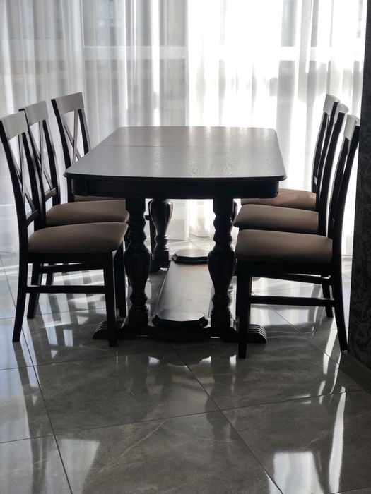 Стіл деревʼяний розкладний з 6- ма стільцями.