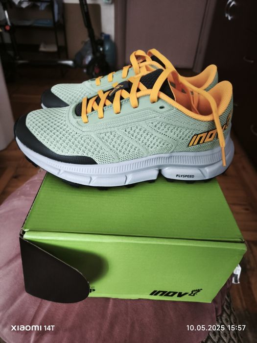 Продам кроссовки 2000 т.