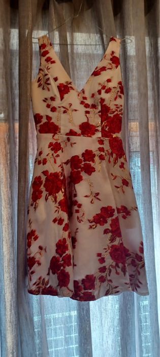 Vestido curto branco e vermelho