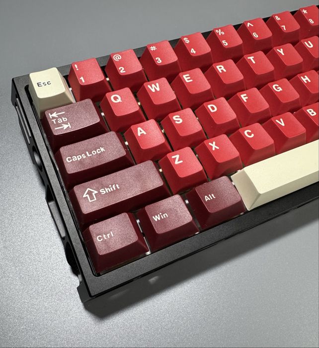 Механічна клавіатура з акриловим бекплейтом