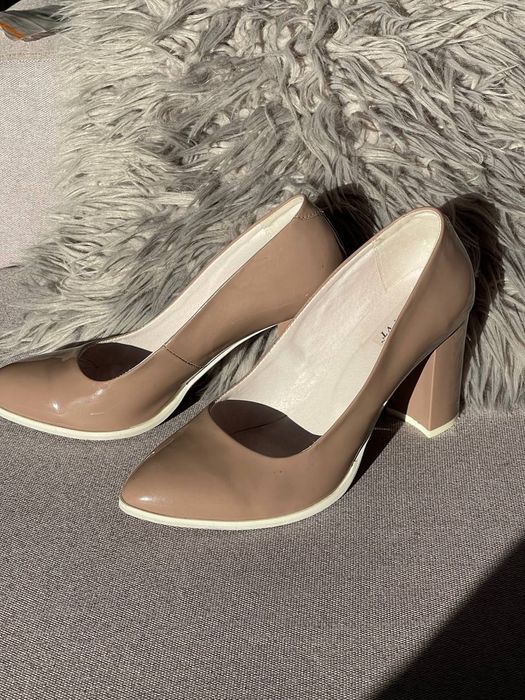 Туфлі лакові бежеві