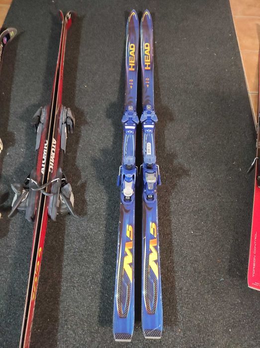 Pares de ski encerados/afiados prontos a usar