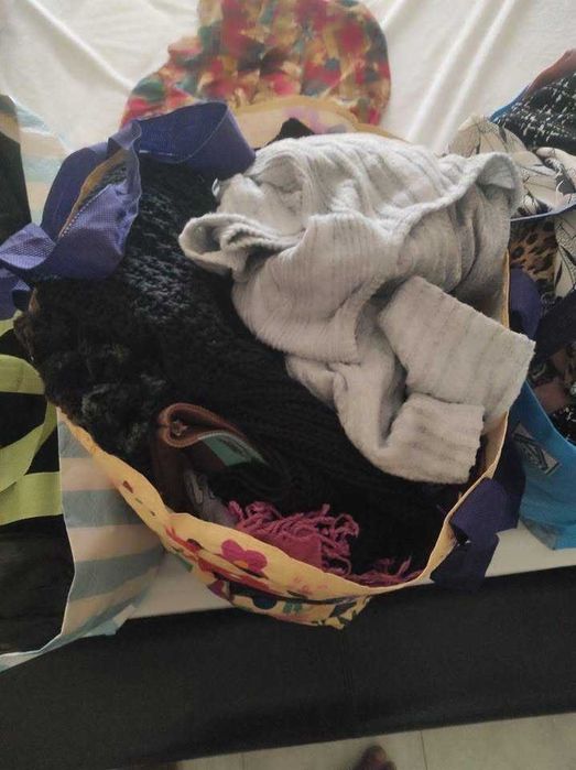 Lote de roupa e acessórios de mulher