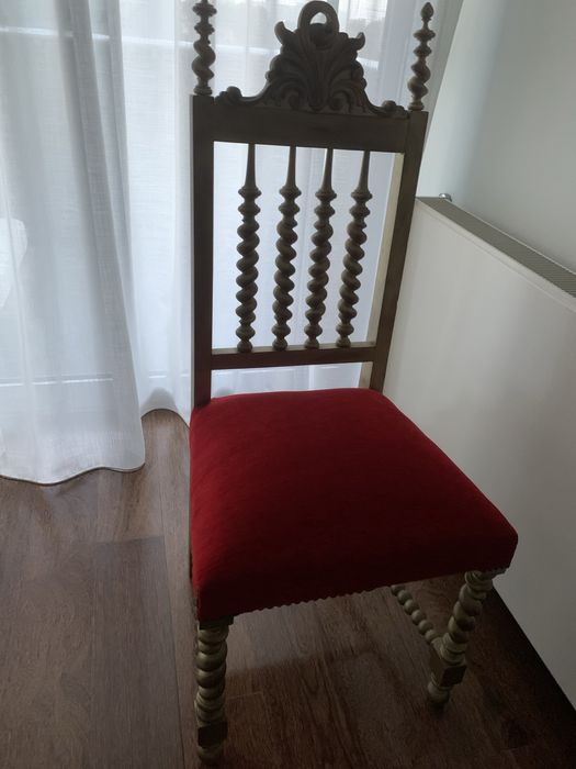 Cadeira vermelha e dourada