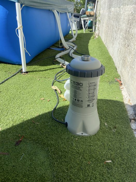 Vendo piscina Intex com motor como nova, com cobertura