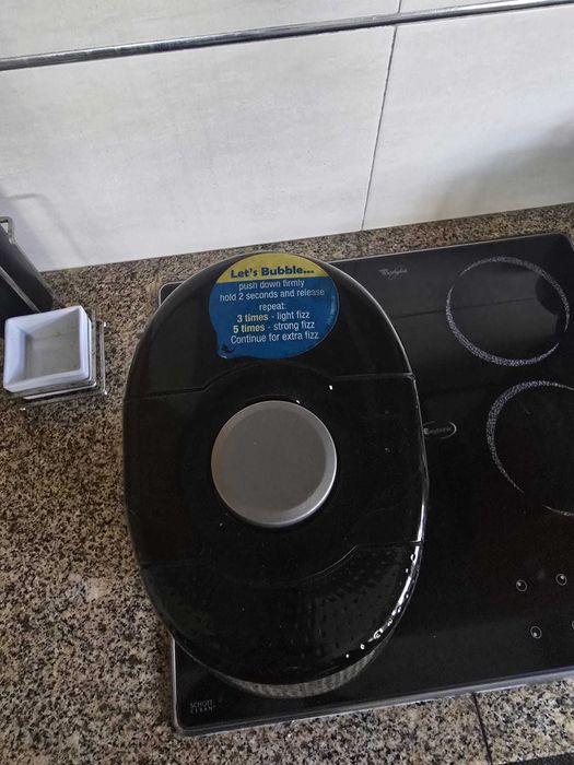 Máquina de soda e água com gás Sodastream Preta