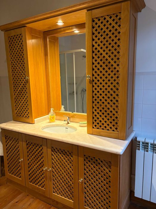 Móvel casa de banho em madeira maciça portas em treliça e tampo pedra