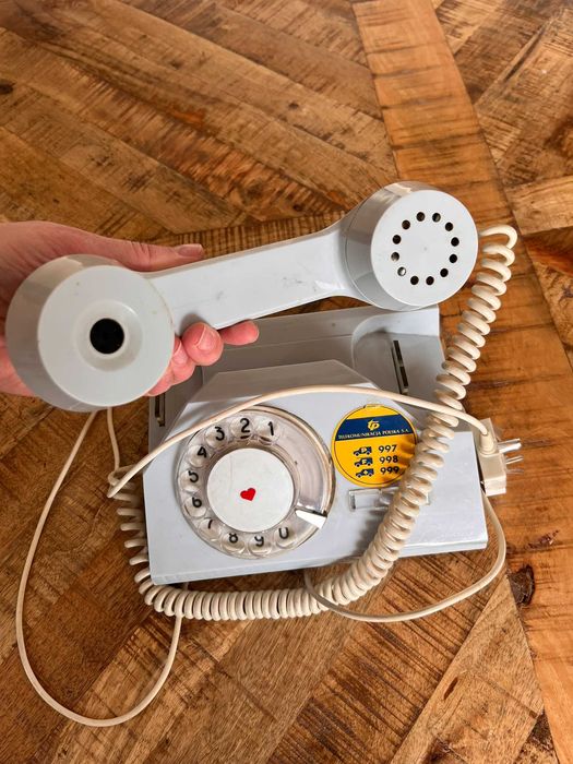 Stary telefon stacjonarny PRL
