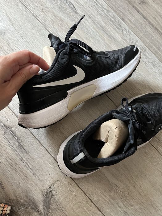 Кросівки бігові Nike 39