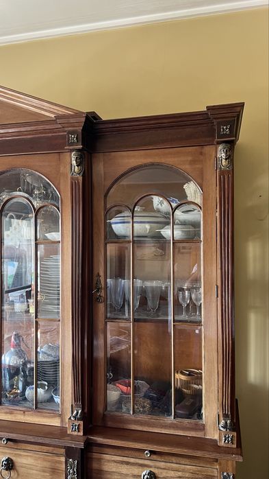 Louçeiro Antigo de Sala em Madeira Maciça com Vitrines