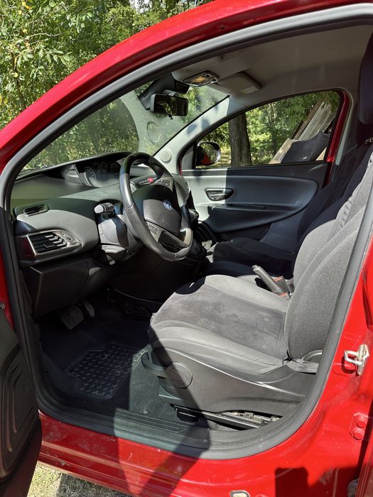 Автомобіль lancia ypsilon 2012