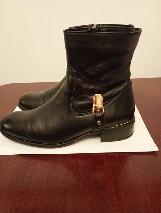 Skórzane czarne botki   ze złotymi ozdobami " Lemarar "