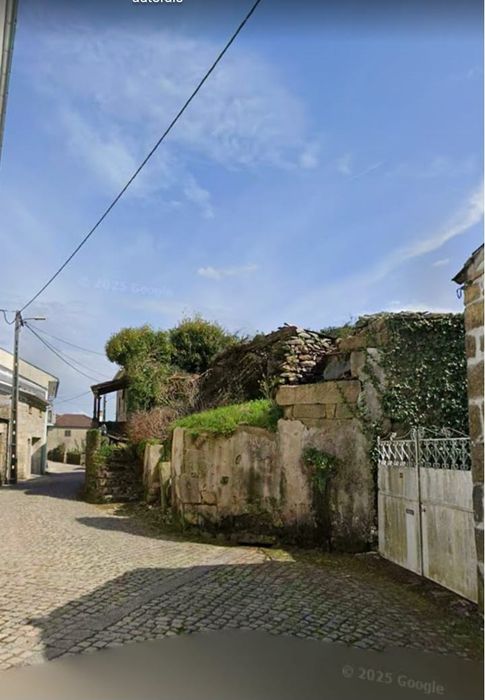 Moradia em ruina, para habitação de 2 pisos