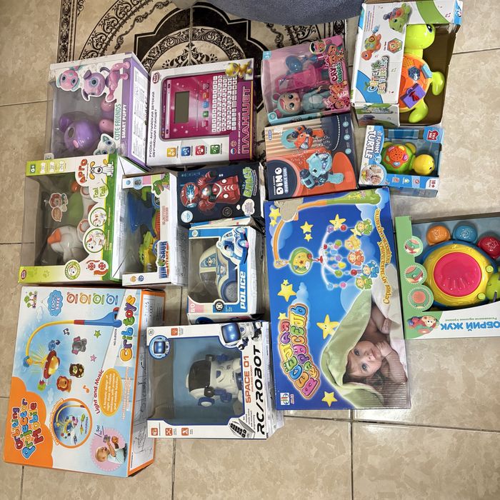 коллекция различных детских игрушек в упаковках.