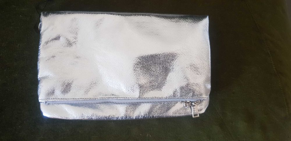 NOVAS Mala de festa a tiracolo com alça dupla e acabamento metálico