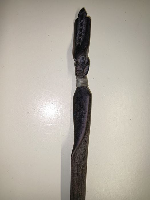 Utensílio para abrir cartas em pau preto. Arte artesanal africana. Nun
