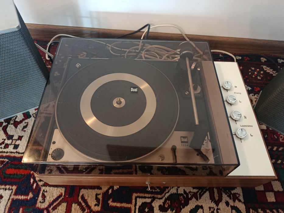 Gramofon z głośnikami