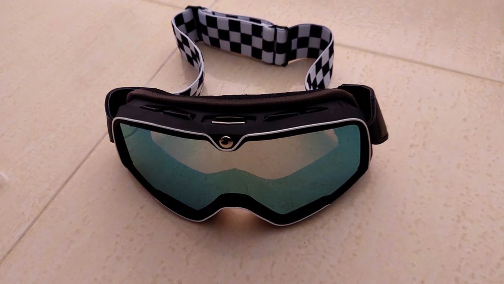 Vendo óculos motard várias cores disponíveis.