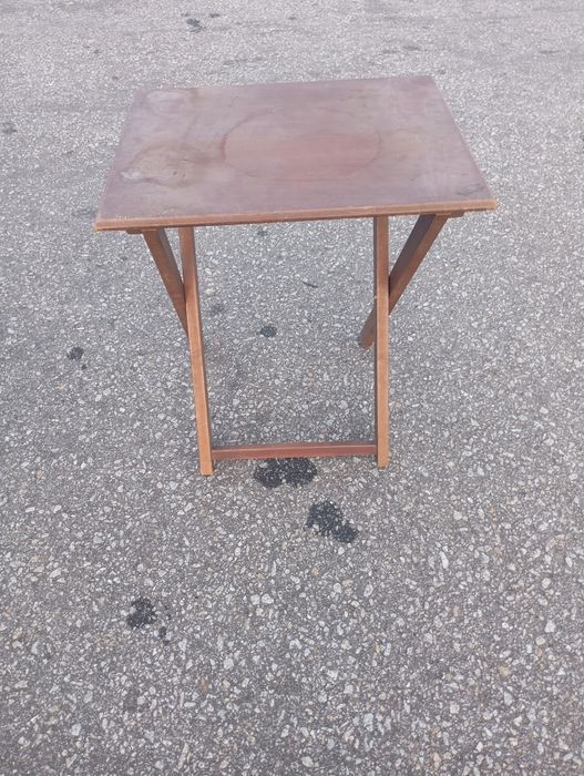 Vendo esta mesa muita bonita bom estado