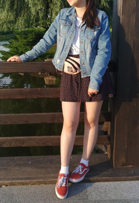 Продам джинсову куртку з рваними елементами