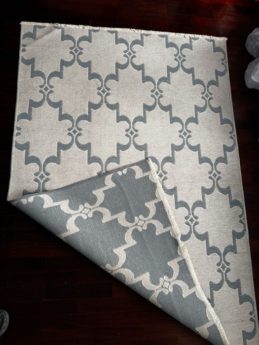 Tapete reversível azul e branco