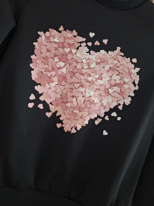 Czarna bluza w serca 134 cm
