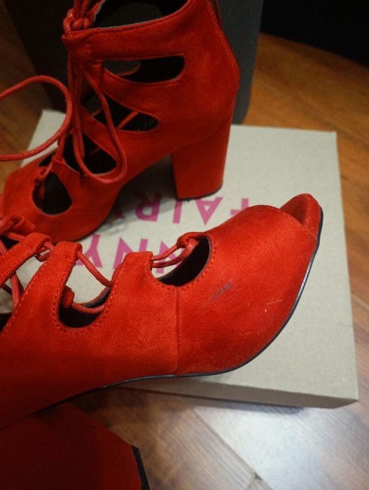 Czerwone sandałki na słupku