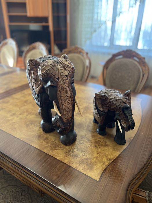 Великі слони різьблені