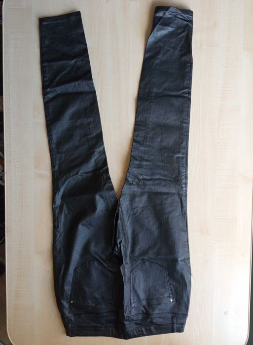 Damskie czarne błyszczące spodnie rurki Yesscia C&A 40 L