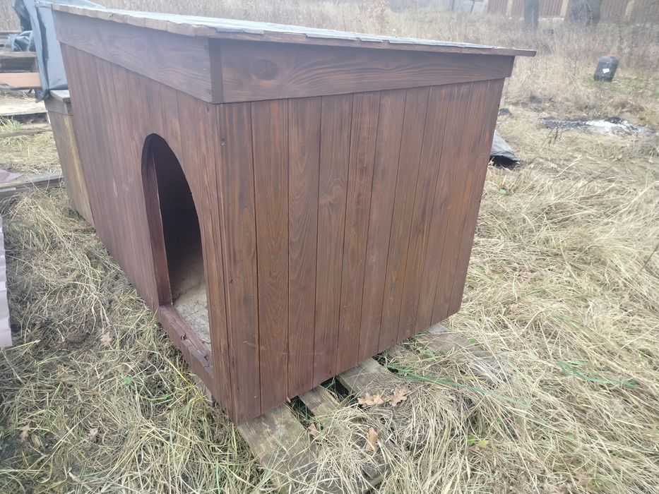 Будка утеплена для великої породи собаки.