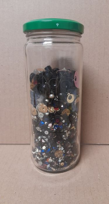 Lote de pequenas missangas, contas e lantejoulas