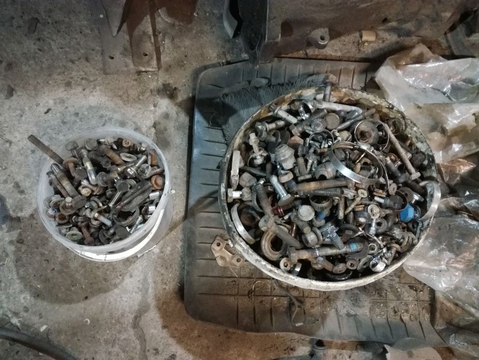 Продам болти гайкі