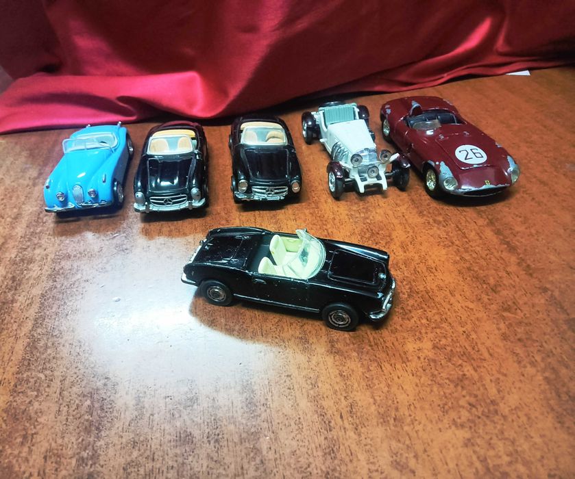 Lote de 6 Miniaturas de Carros Clássicos