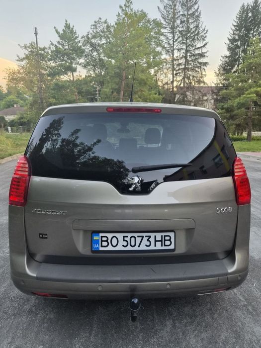Автомобіль Пежо 5008