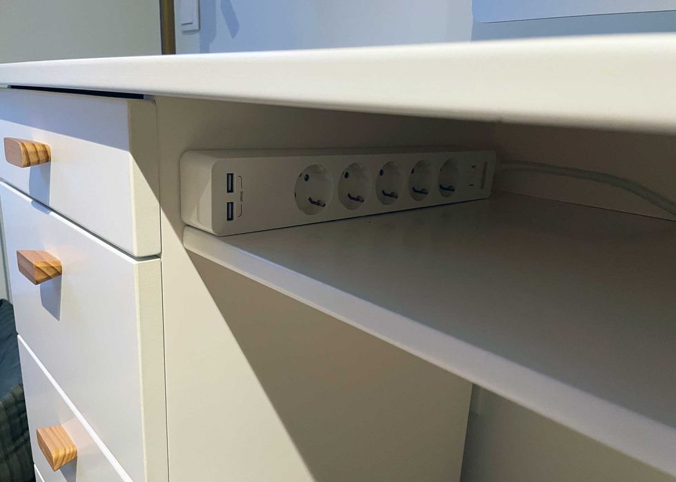 Secretária em pinho com 4 gavetas + bloco 5 tomadas e 2 USB