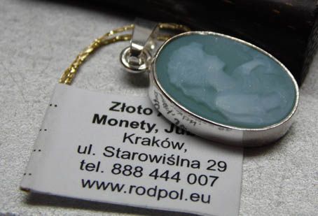 Srebrny wisior kamea agat dwuwarstwowy popiersie kobiety.