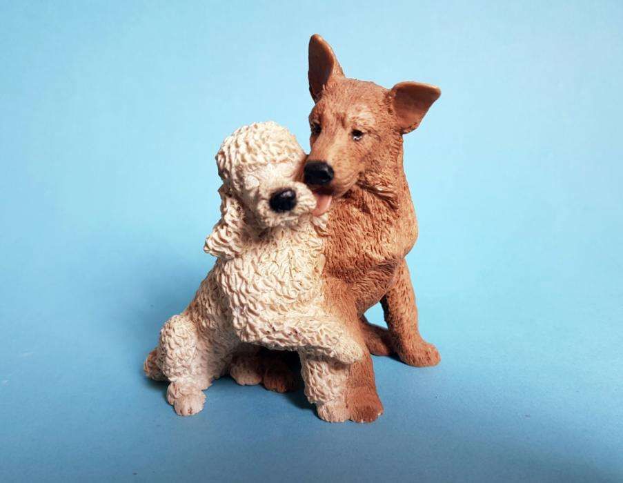 Loving Dogs Figurine - Castagna