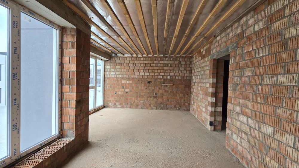 Продається крайній таунхаус 5 км від майдану.