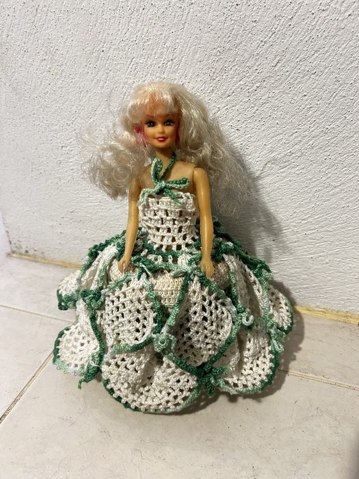 Boneca com vestido feito em croche