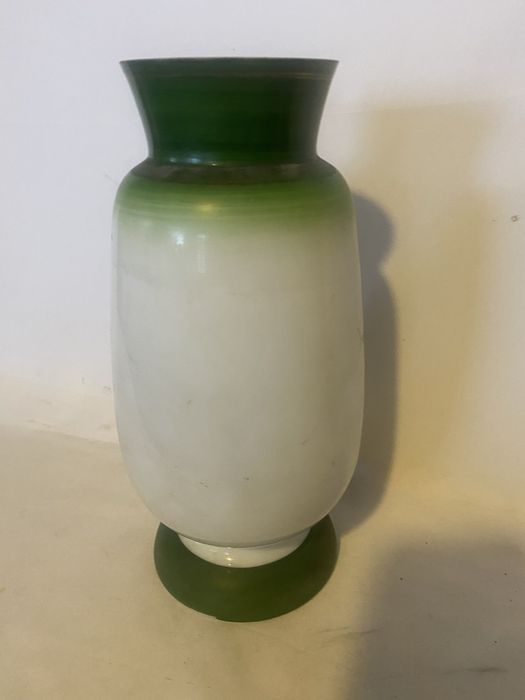 Jarra em vidro opalino pintada a mao