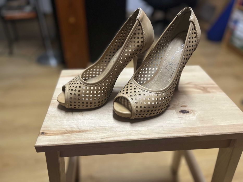 Beżowe buty na obcasie, r. 35