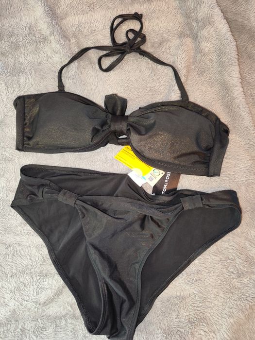 Czarny strój kąpielowy dwuczęściowy ze złotymi drobinkami