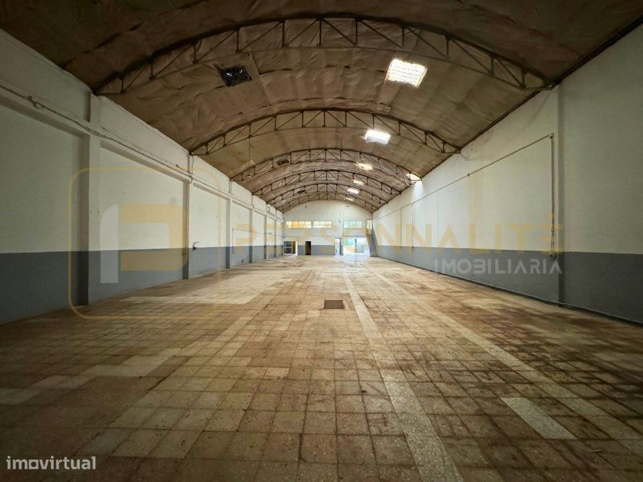 Armazém Industrial em Guimarães