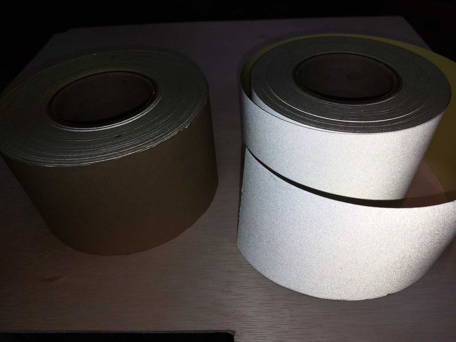 Taśma odblaskowa samoprzylepna 3 rolki. Około 140m