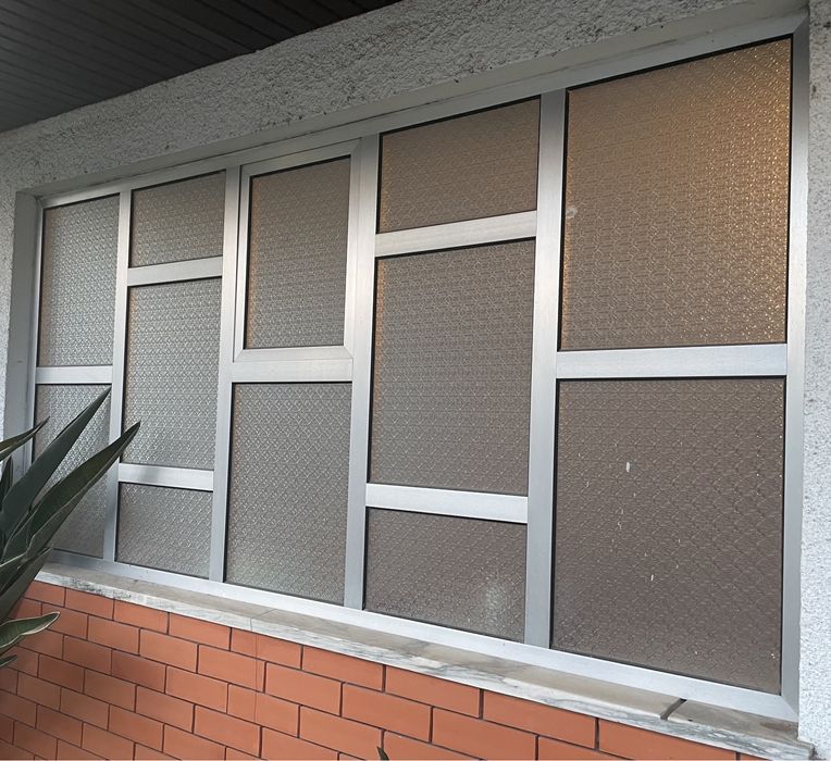 Caixilharia Alumínio  Diversa (portas e janelas)