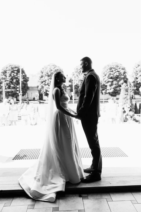 Весільна  сукня атласна